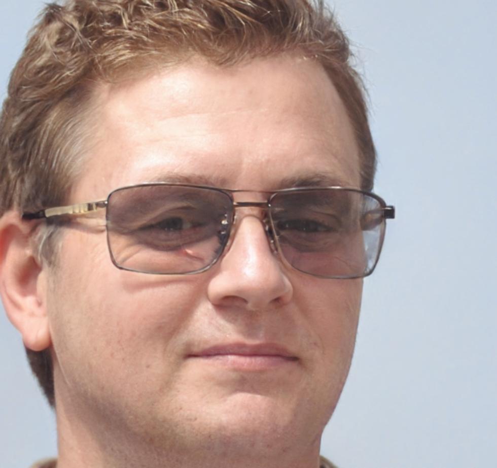 Senior financial analyst and corporate trainer with expertise in fundamental analysis methodologies